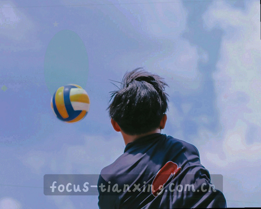 橙红渐变的射门热区叠在球场透视图上，旁边排布等宽数字指标